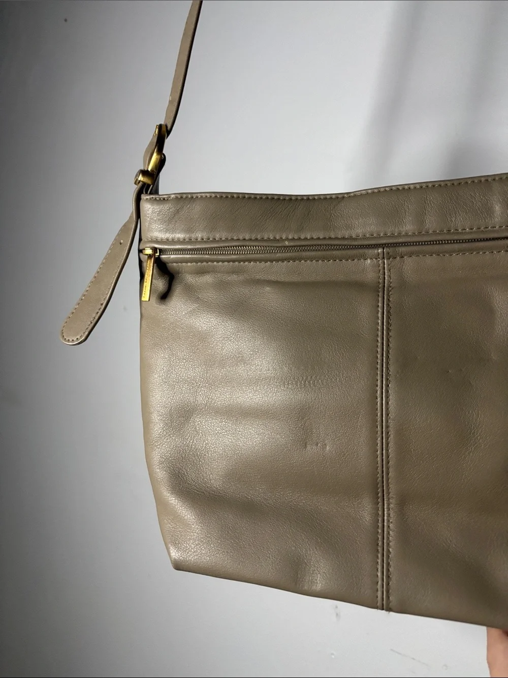 Stone Mountain Neutral Gray Leather Shoulder Bag Gold Hardware Vintage